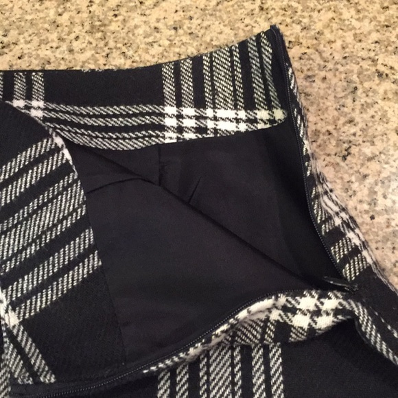 Wool blend skirt by Paul Harris Design - Picture 2 of 3